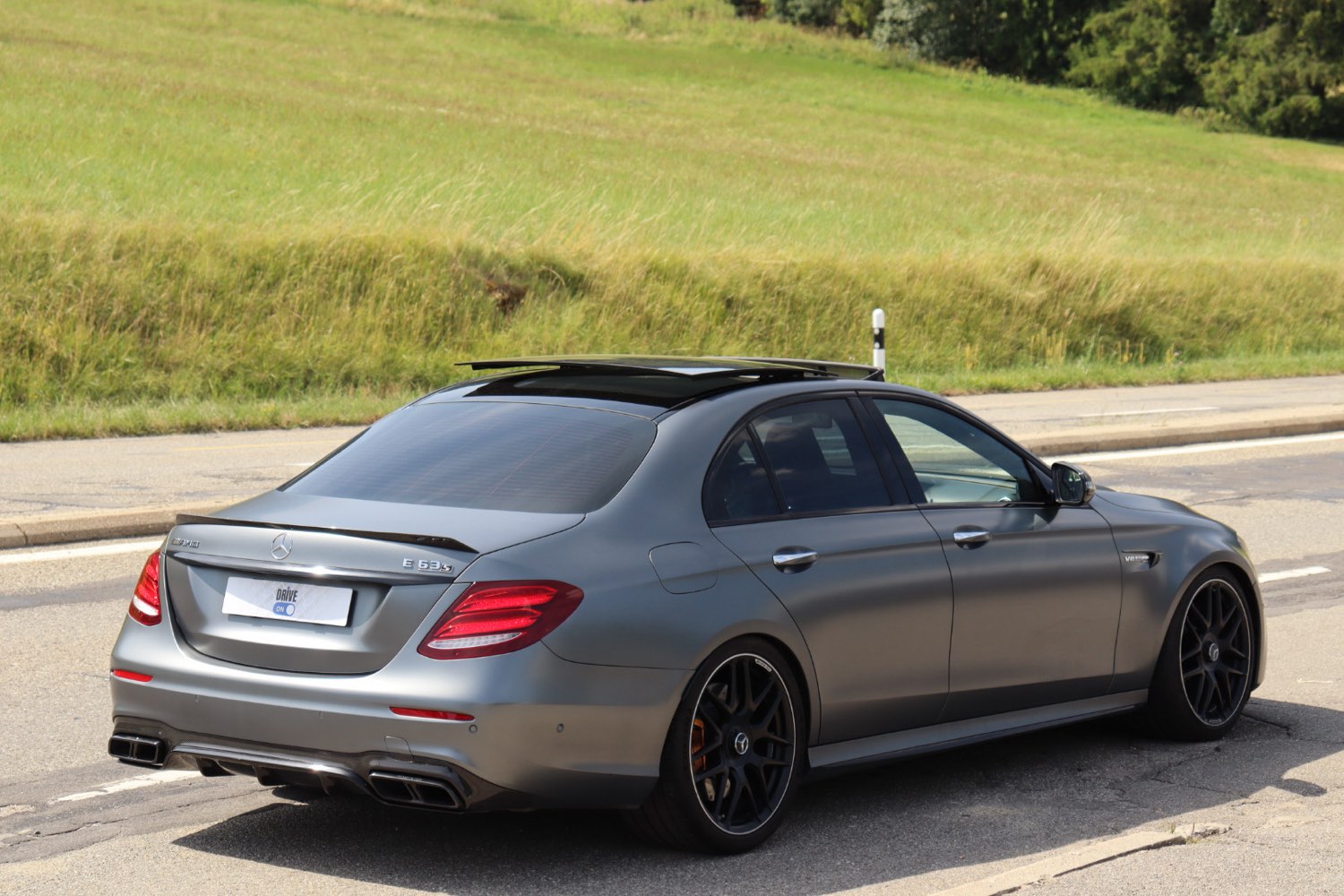 Mercedes-AMG E63 S Edition 1 vue arrière trois-quarts droite avec pack AMG Night