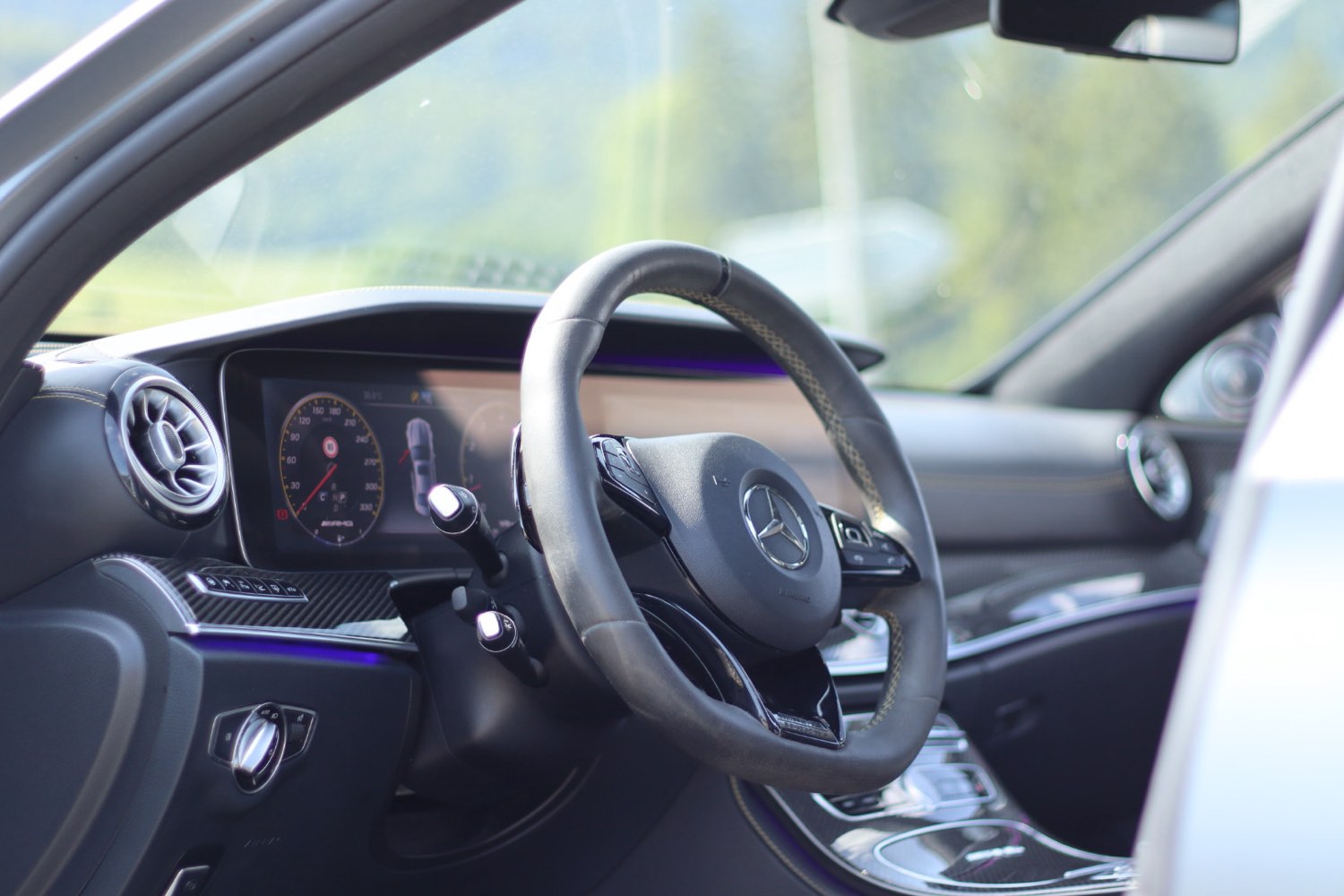 Volant AMG Performance en cuir Nappa avec surpiqûres jaunes de la E63 S Edition 1